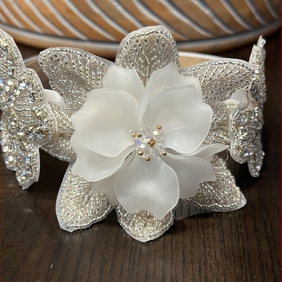 Elegant flower headband tiara - Picture 4 of 6